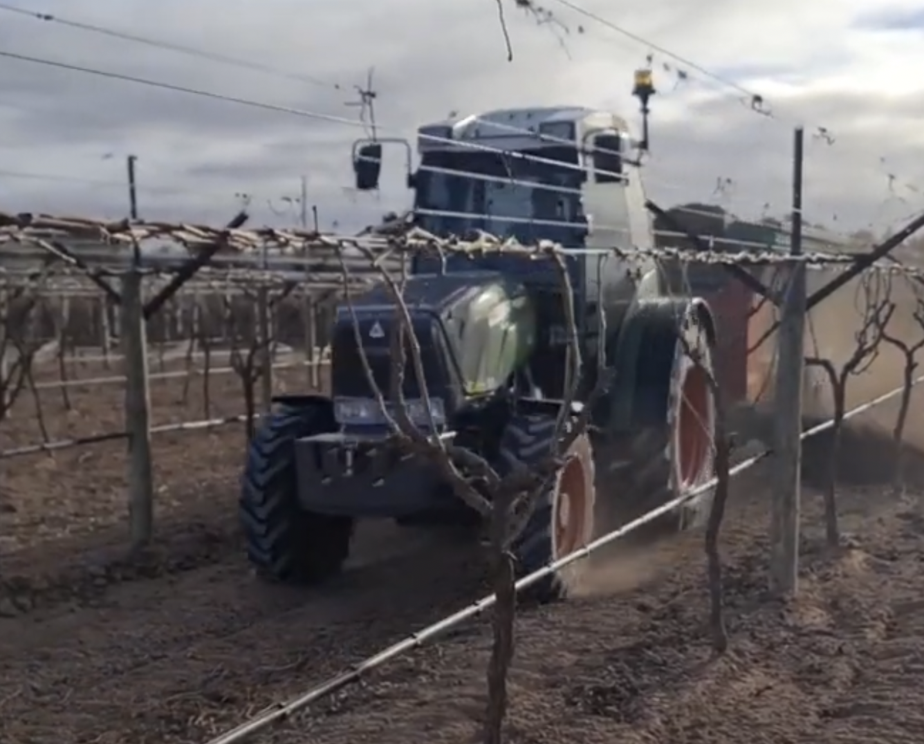 sammut-spreader-in-vineyard